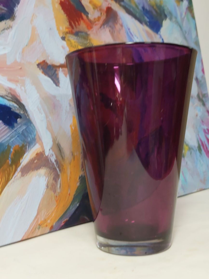 Fioletowy duży szklany wazon