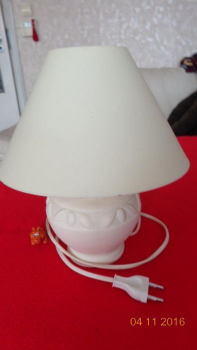 lampka porcelanowa , kremowa, ozdobna