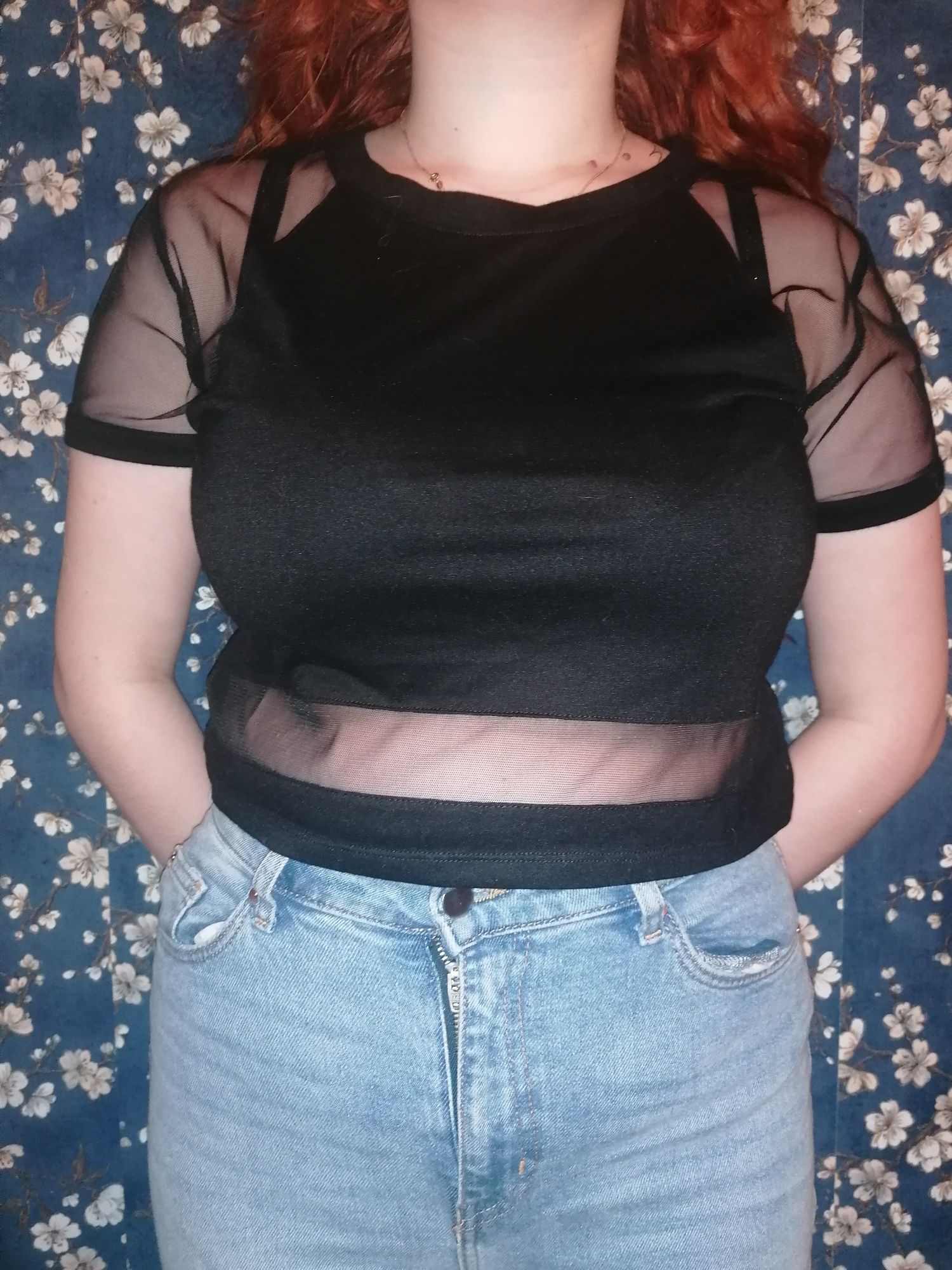 Czarny crop top z siateczka rozmiar S