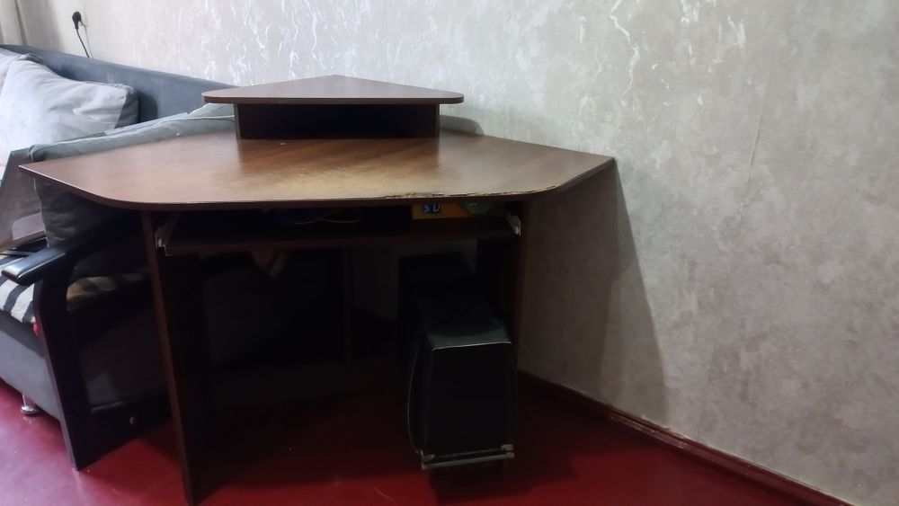 Продамо кутовий стіл. Самовивіз