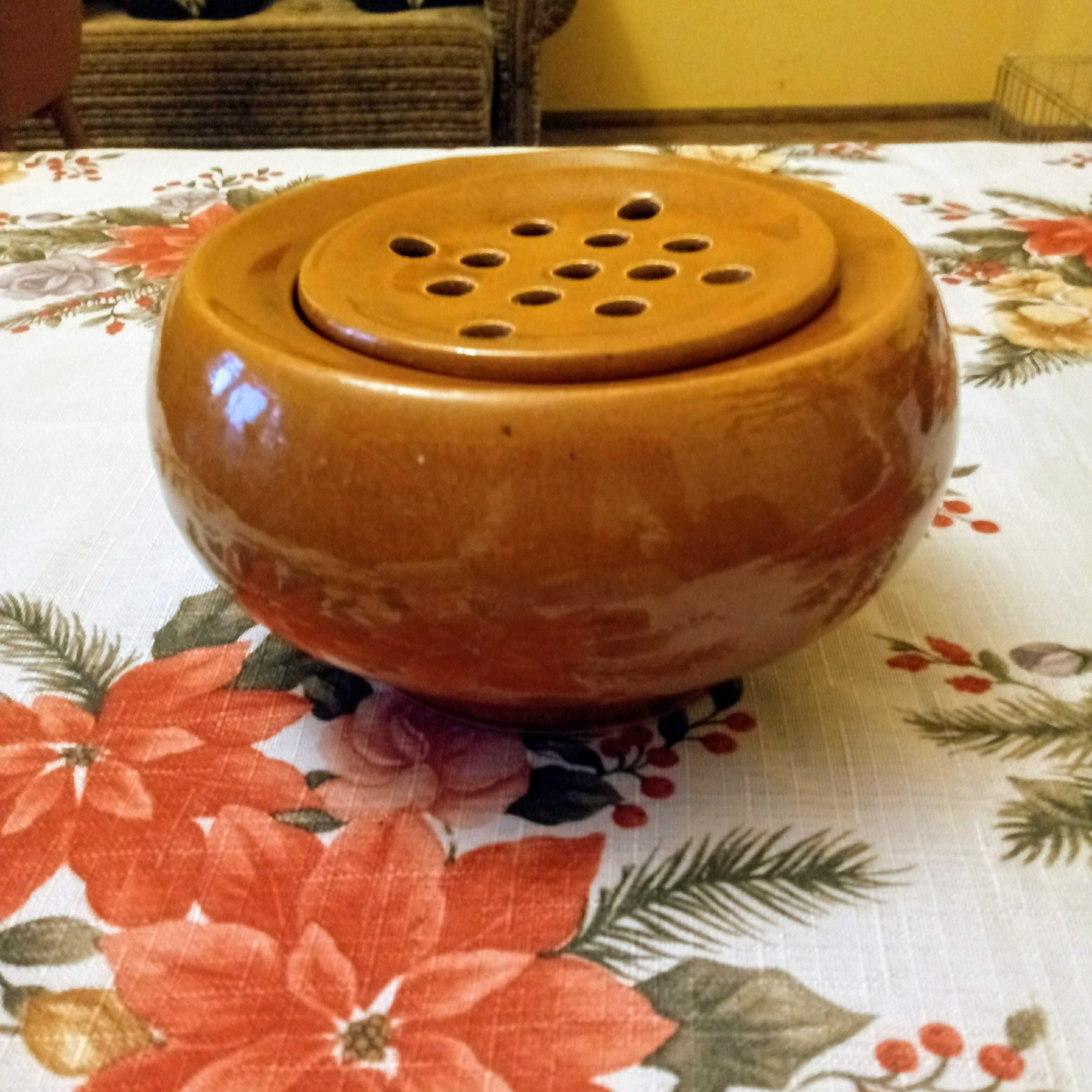 Pojemnik z ceramiki do układania ikebany.