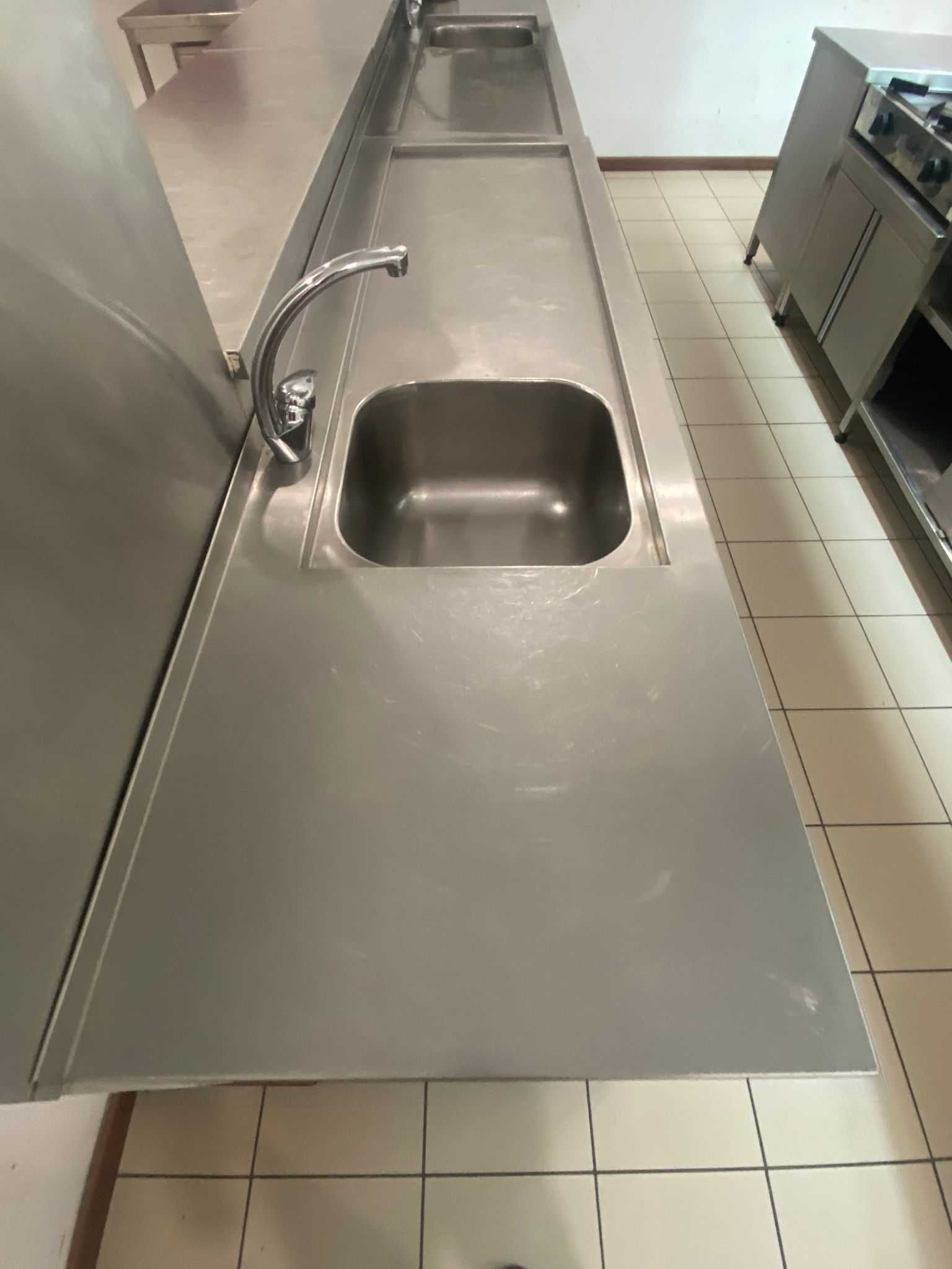 Bancada de cozinha, INOX, com cuba e torneira à esquerda