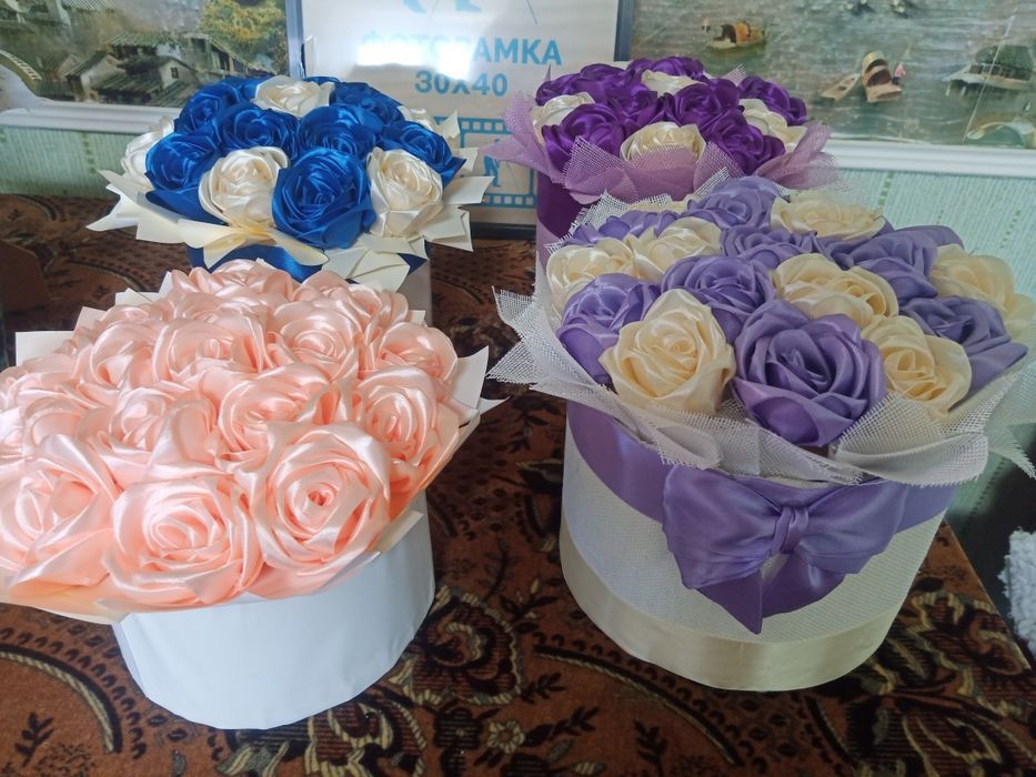 Букети з атласних троянд
