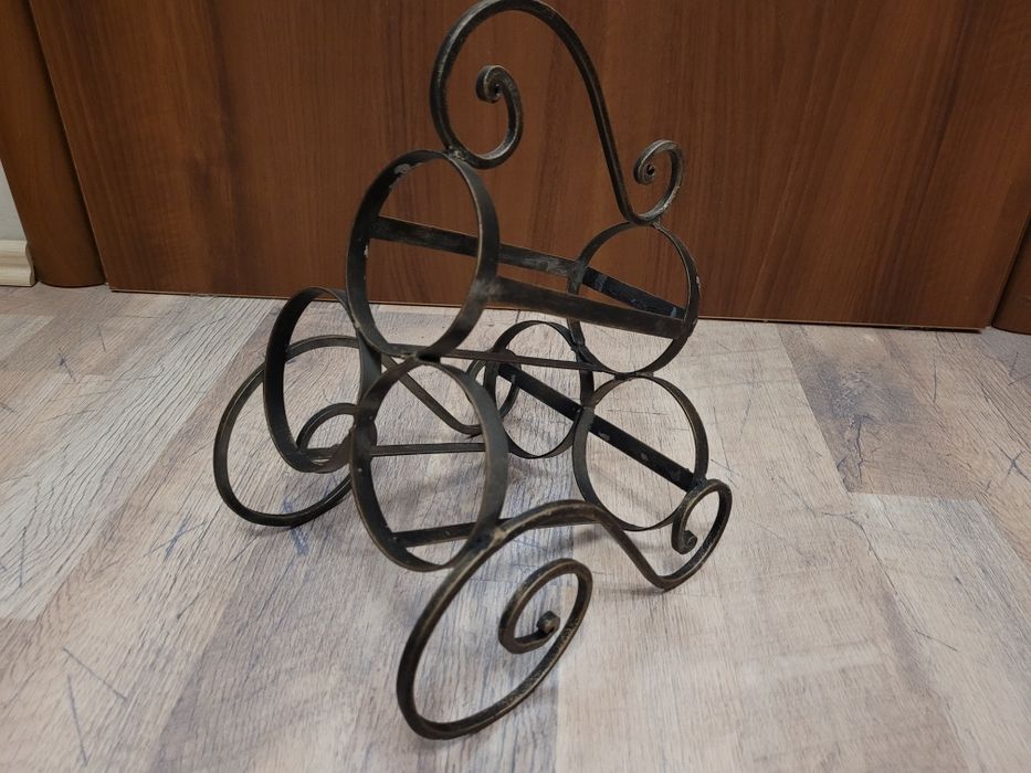 Stojak na 3 butelki wina.