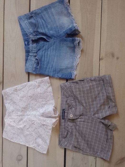 Віддам безкоштовно багато одягу, взуття.