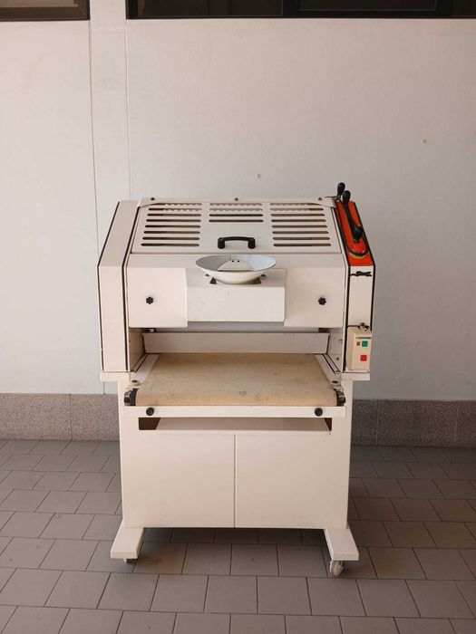 Formadora de cacetes, baguetes, roca e regueifa