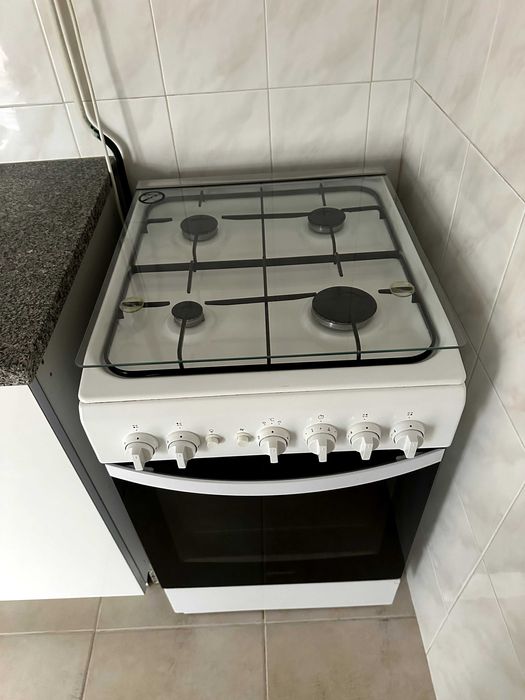 Cozinha com armários, pedra e eletrodomésticos (junto ou separado)