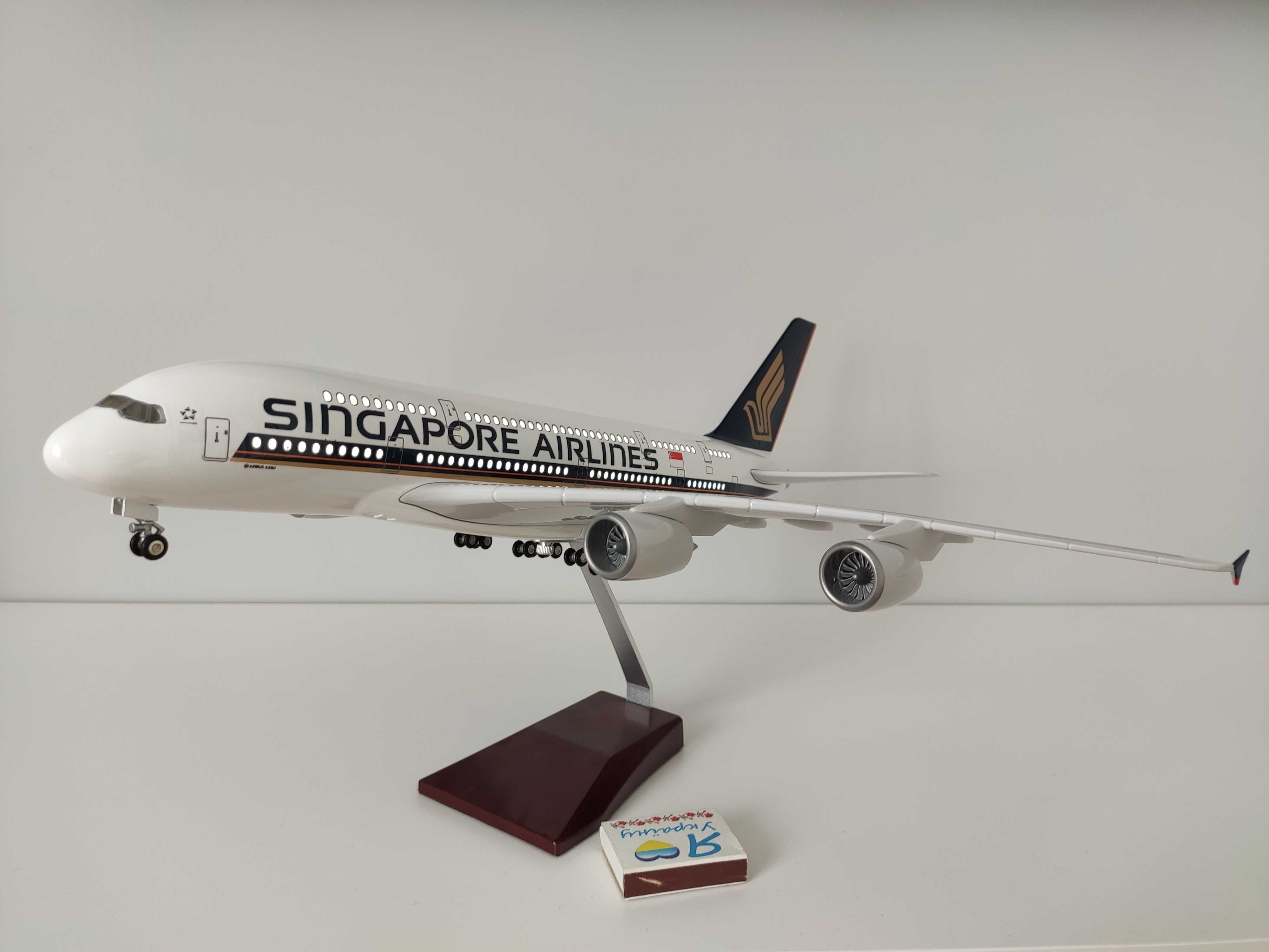 Модель літака Airbus A380 Singapore Airlines 1:160 з LED підсвіткою