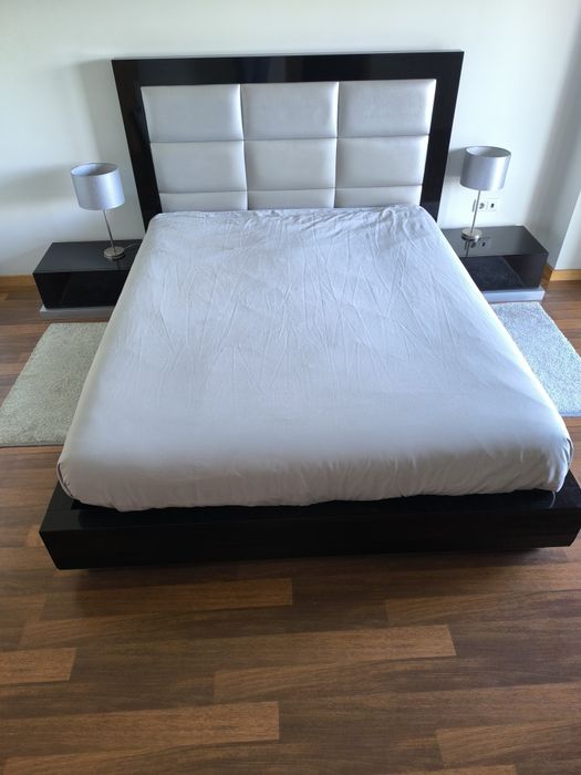 Cama com estrado elevatório
