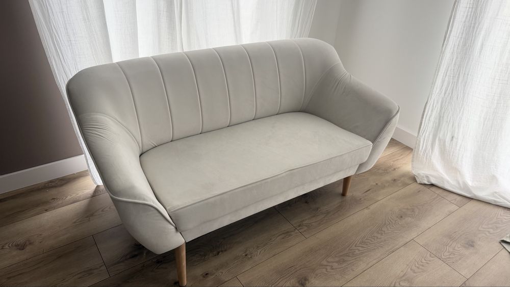 SOFA na drewnianych nóżkach