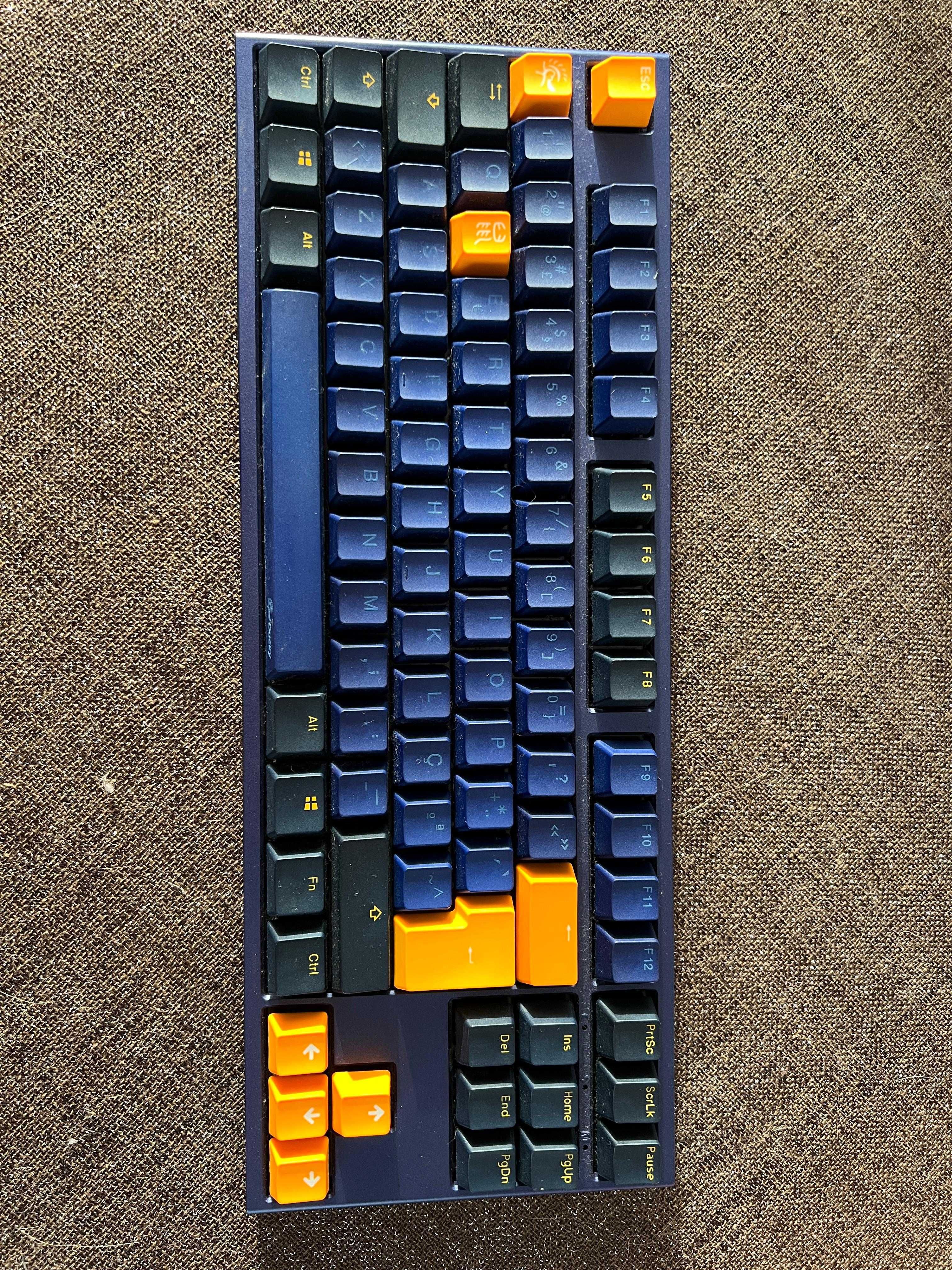 Teclado Mecânico Ducky One 2 TKL com Sinais de Uso