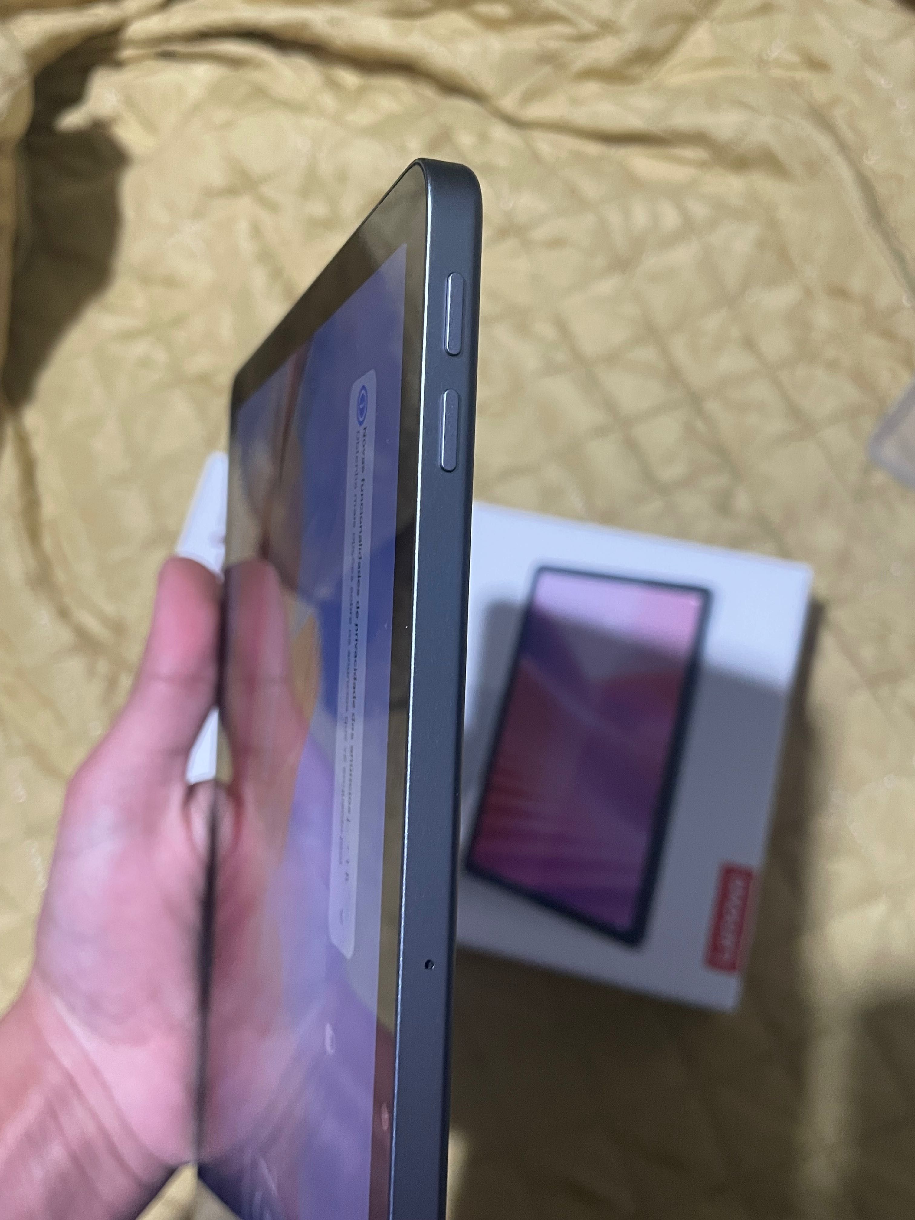 Tablet Lenovo com capa como Novo