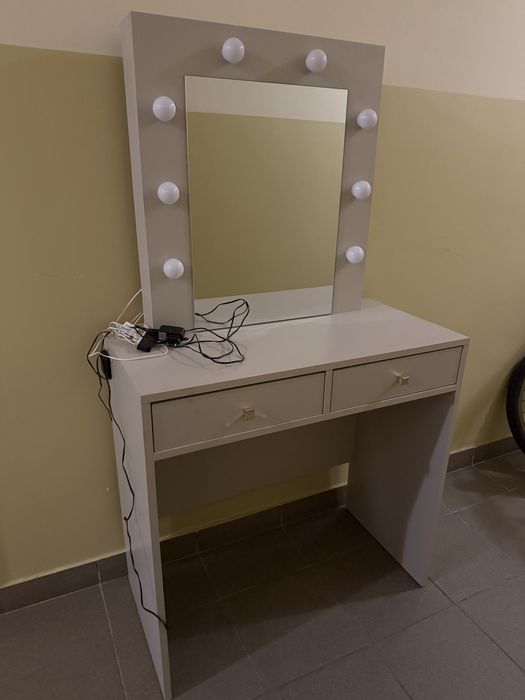 Toaletka szafka z lustrem światełka led