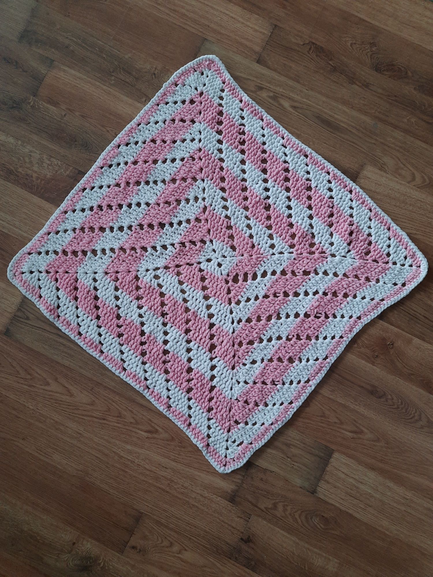 Kocyk niemowlęcy szydełkowy 60x60 na szydełku dla dziewczynki handmade
