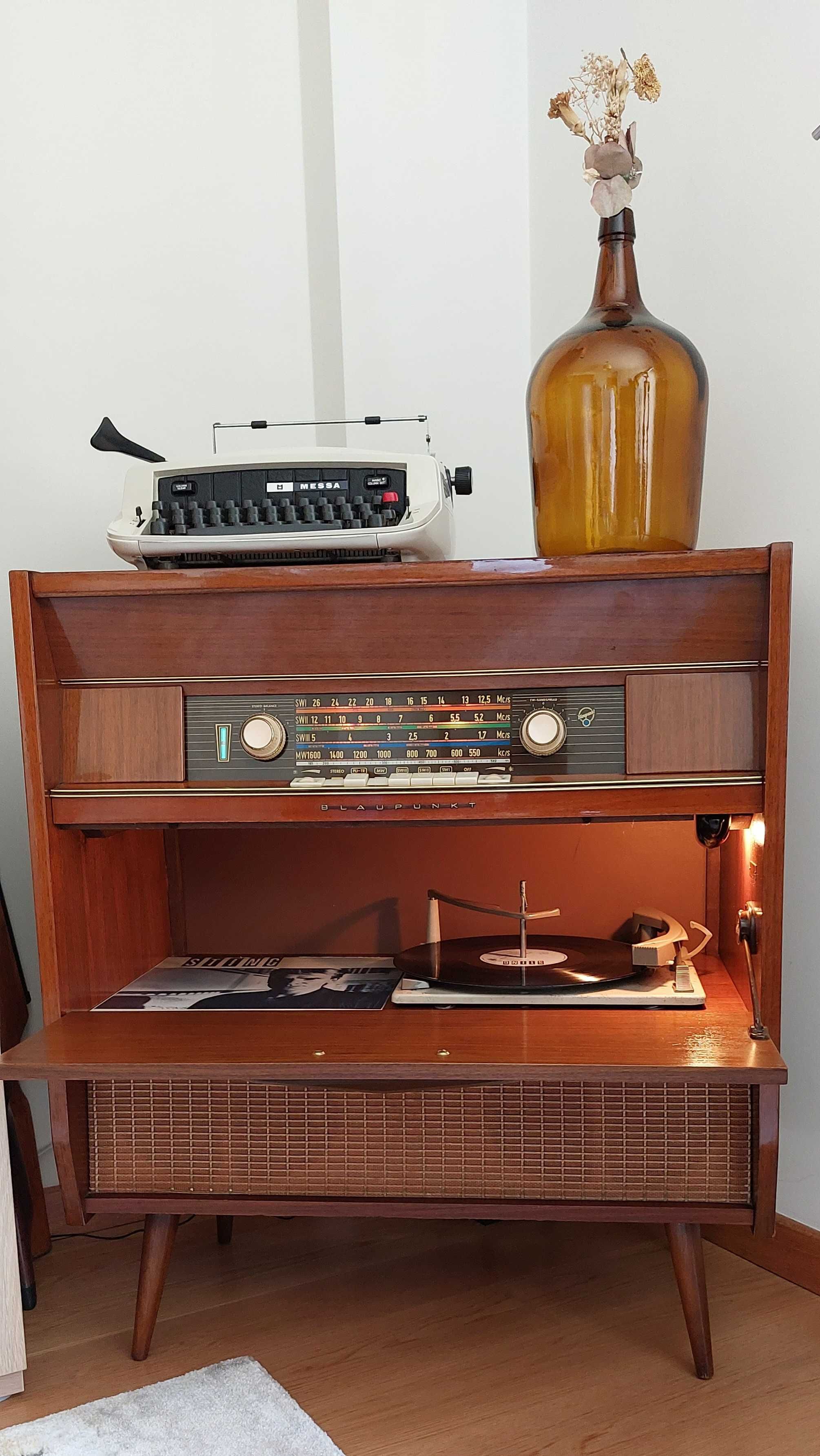 Móvel rádio e gira discos Blaupunkt C/Bluetooth