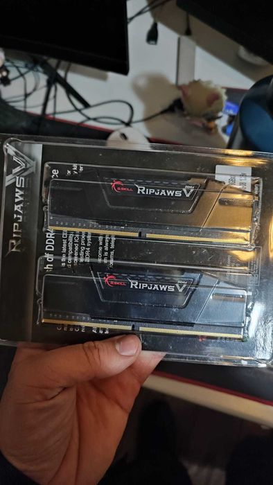Memória RAM UDIMM G.SKILL Ripjaws V 16GB DDR4-3200MHz CL16 1.35V