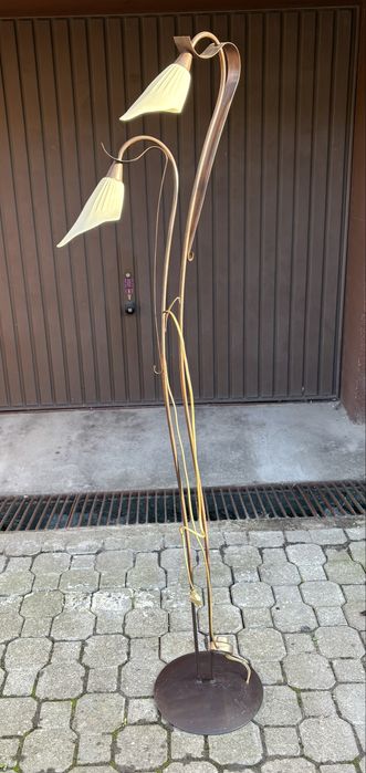 Lampa stojąca w sytulu retro