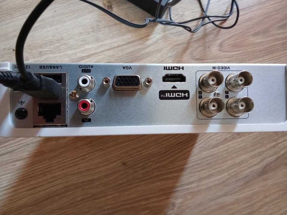 rejestrator hikvision z monitorem