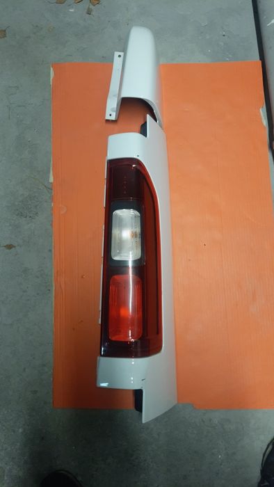 Trafic III vivaro B lampa prawa tył tylna