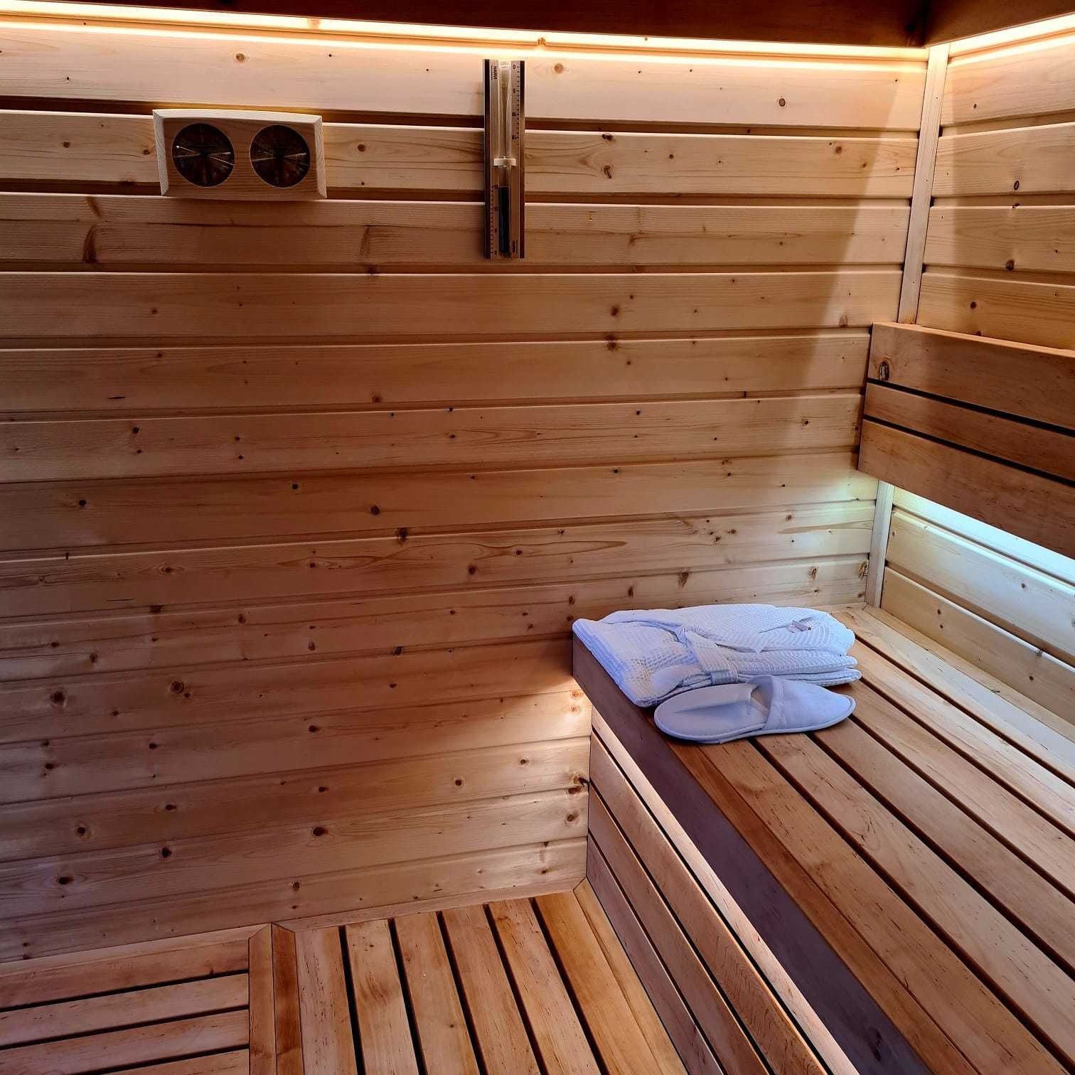 drewniana sauna, balia z jacuzzi, drewniana sauna ogrodowa