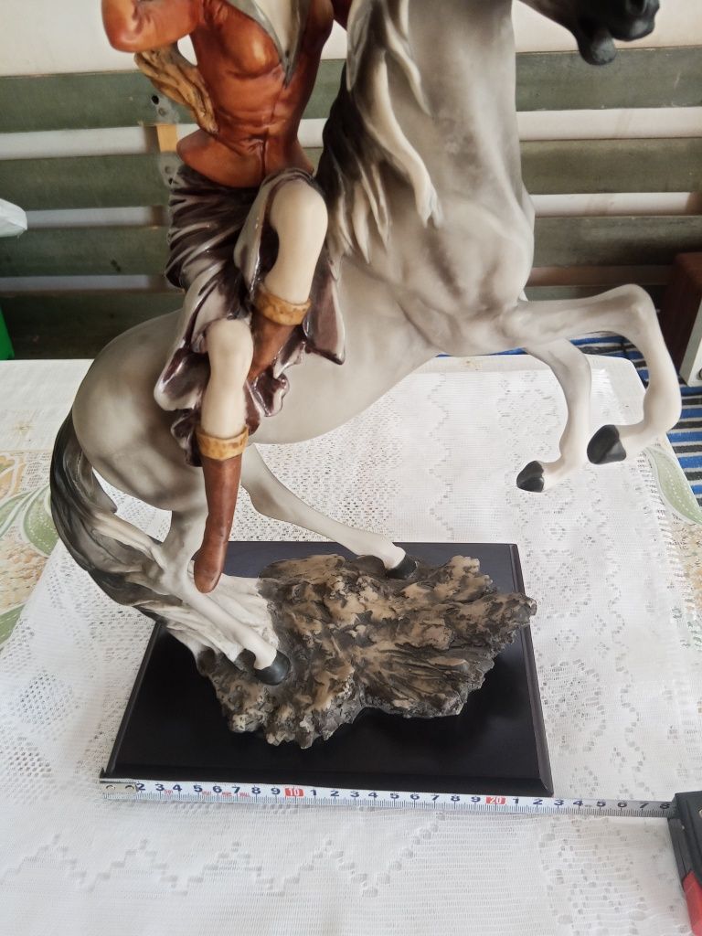 Красивая статуэтка