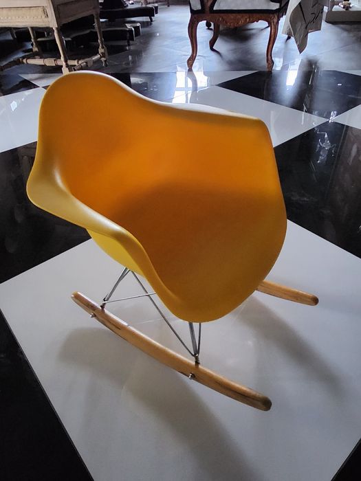 Fotelik dziecięcy na biegunach Miloo Home.