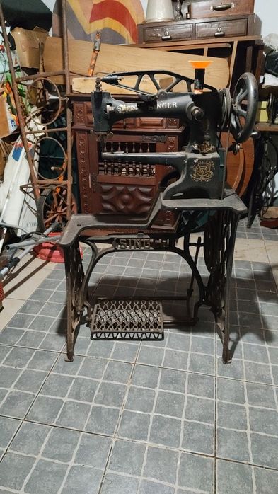 Máquina de cozer cabedal antiga, marca "Singer"