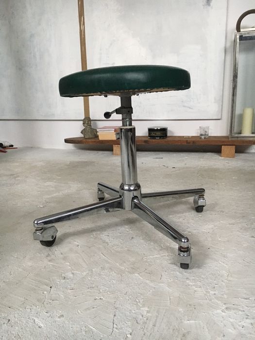 Taboret na kółkach bauhaus