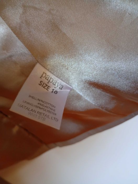 Żakiet damski w kolorze jasno beżowym