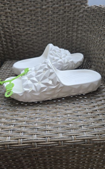 Жіночі шльопанці Crocs Classic Geometric Slide v2 209608-100