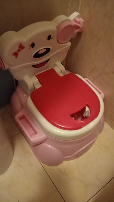 Pote para crianças a imitar uma sanita