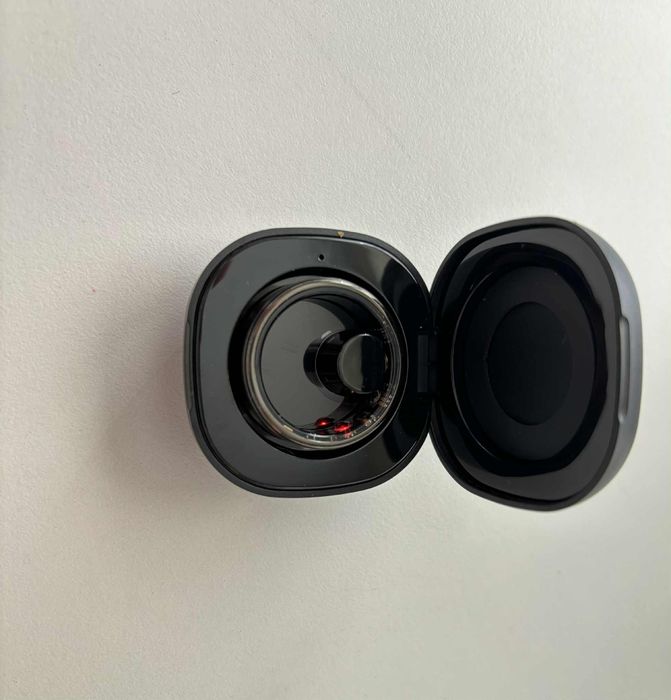 Inteligentny pierścień fitness z czujnikami tętna i snu