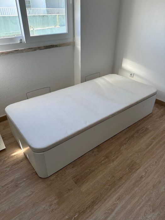 Vendo summier em muito bom estado com as seguintes medidas 90×190 cm.