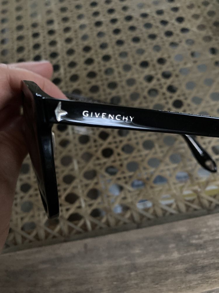 Okulary przeciwsłoneczne marki Givenchy