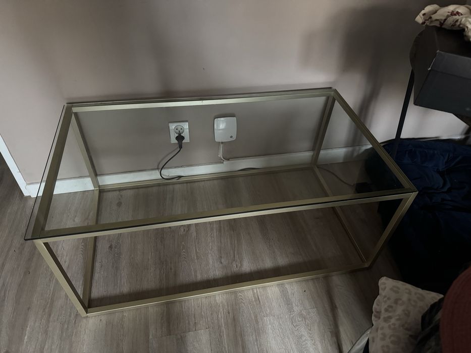 Stolik szklany ze zlotymi zdobieniami