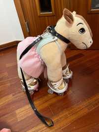 Cavalo de pelúcia / Peluche com patins e coleira da Criamigos