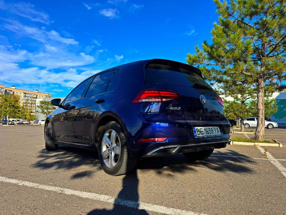 Продам Volkswagen e-Golf 2018