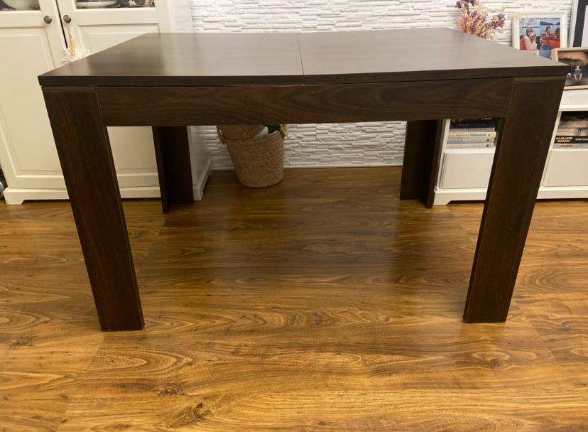 Sprzedam stół w bardzo dobrym stanie