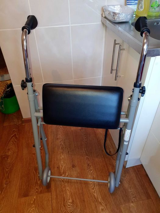 Нові, зручні,легкі фіксовані ходунці на колесах із сидінням, складані.