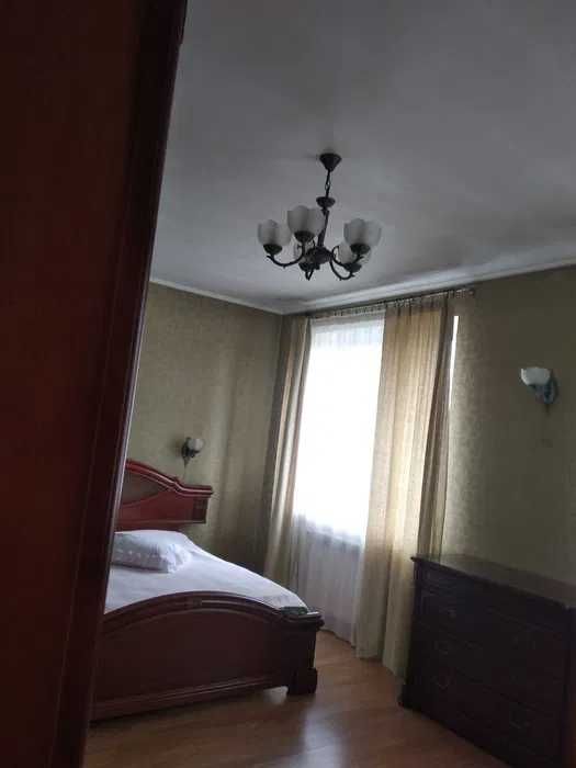 (13) Продам добротний 2-поверховий будинок в смт. Таїрове