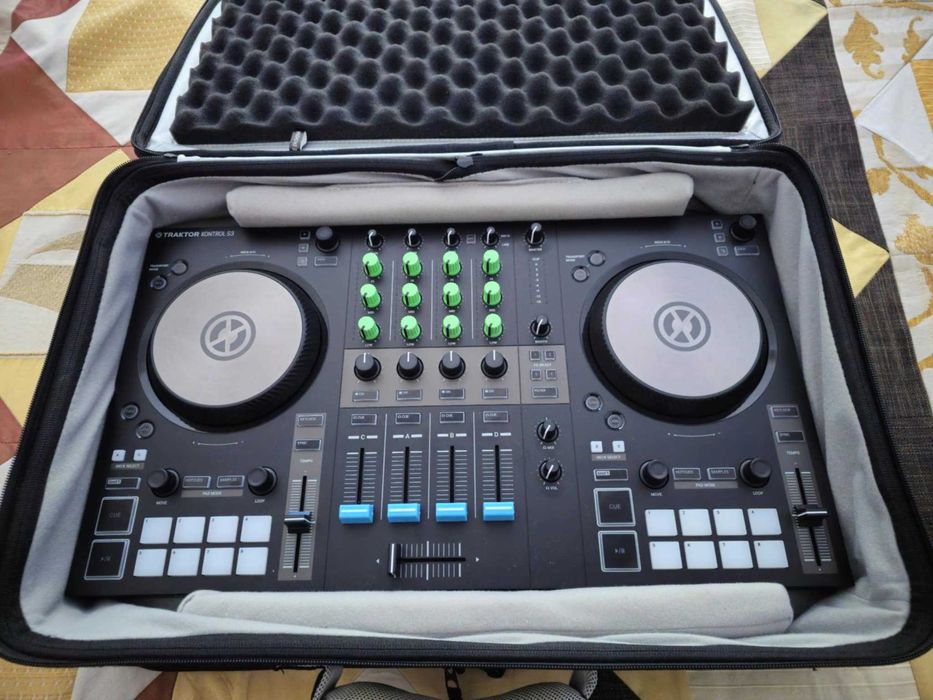 Native instruments Traktor Kontrol S3 + Mala UDG + Chroma Caps64284623488003122