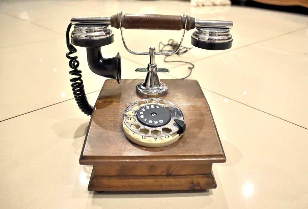 Telefon drewniany z czasów PRL