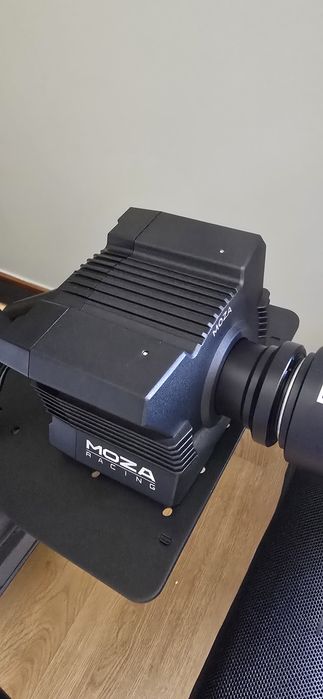 Moza R5 (Base + volante + pedais)
