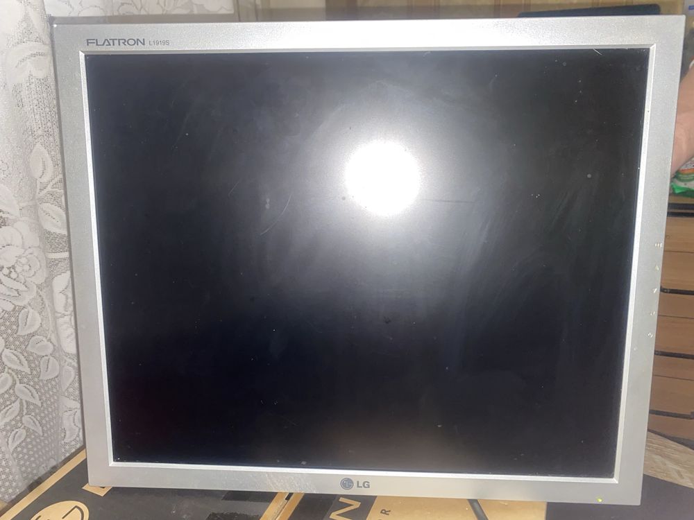 Монитор LG 19’’, матовый.