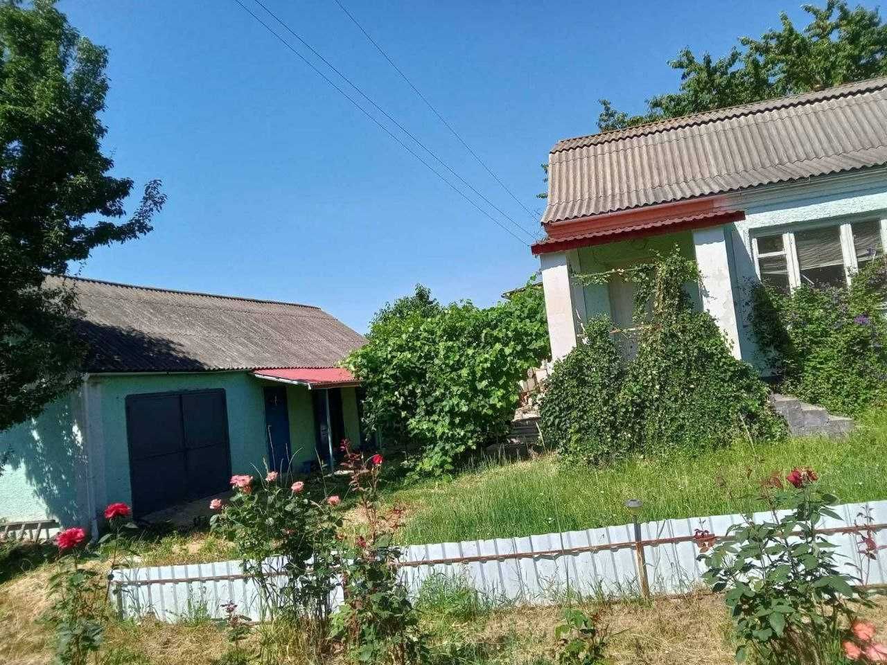 Продається затиший будинок в центрі селища
