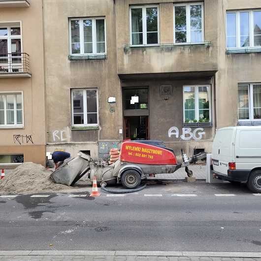 Wylewki posadzki maszynowo jak również  Skuwanie starych wylewek