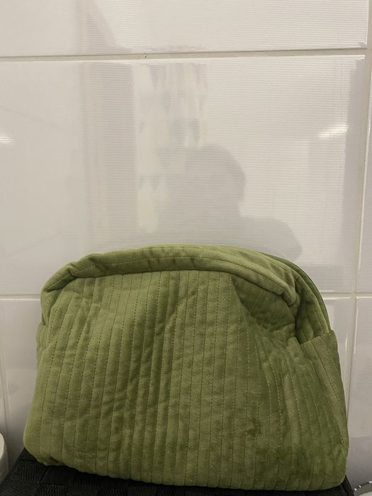 Duza, zielona kosmetyczka na zamek