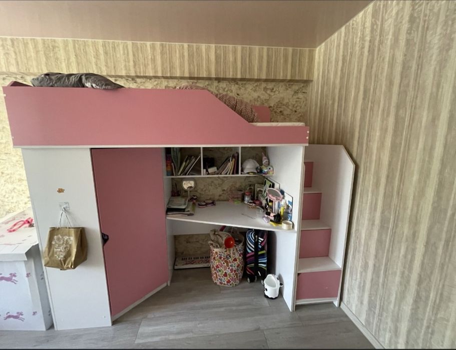 Ліжко, шафа, стіл для дівчинки