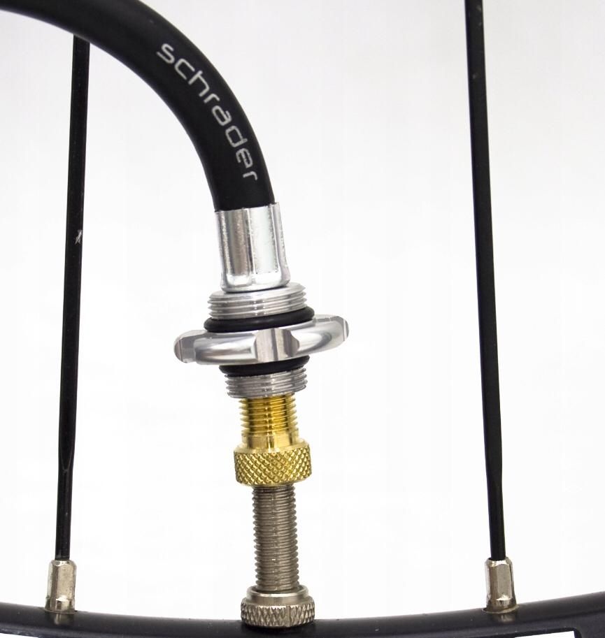 Adapter do dętki z wentylem Presta i Dunlop do pompki rowerowej.