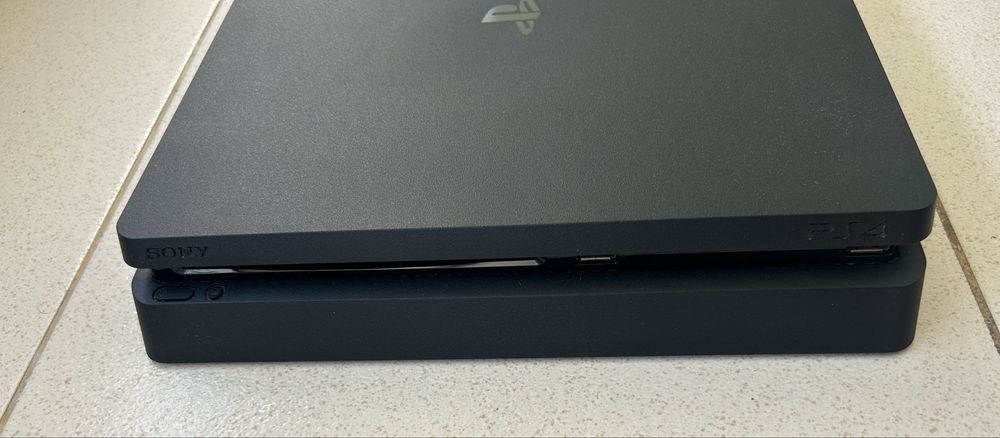 Consola PlayStation 4, com cabos incluídos. Memória de 500GB